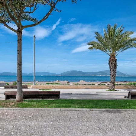 Seduti Di Fronte Al Mare *
